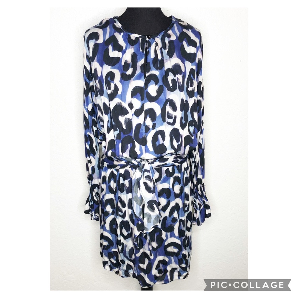 Finley blue black white graphic print tie front dress size Medium